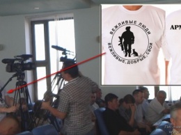 Лисичанский журналист пришел на заседание горсовета в футболке "Вежливые люди"