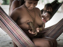 Традиция грудного вскармливания в этом племени просто ошеломляет!