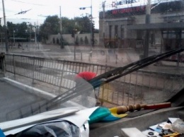 В Мариуполе в дождь к приезду Порошенко красили забор (ФОТОФАКТ)