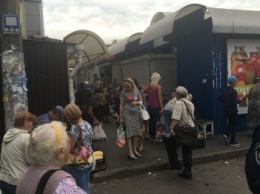 Бабушки vs полицейские: Кто кого "кошмарит" на рынке Соцгорода (ФОТО)
