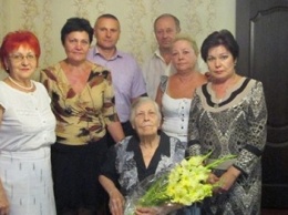 Макеевчанку-участницу боевых действий Великой Отечественной войны поздравили с 90-летием