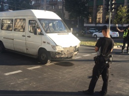 В центре Запорожья затруднено движение из-за ДТП с маршруткой (Фото)