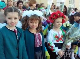 Школьники массово пришли в вышиванках на 1 сентября в Кропивницком