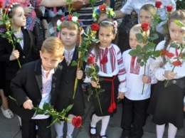 День знаний в Запорожье: национальная символика, цветы и вышиванки, - ФОТОРЕПОРТАЖ
