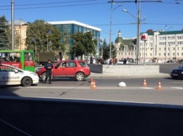 В Харькове из-за подозрительного пакета перекрыли площадь Конституции (ФОТО)