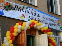 Первый звонок в одесских школах: вышиванки, веночки и деньги на АТО вместо цветов
