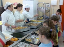 Харьковским школьникам вернули бесплатные обеды