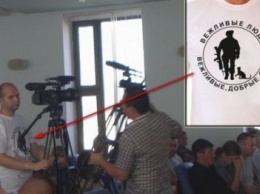 В Лисичанске оператор телеканала пришел в мэрию в "вежливой" футболке