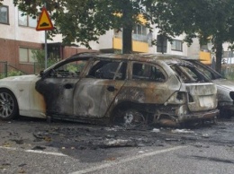 В городе на западе Швеции десятки людей в масках устраивают беспорядки