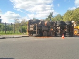 В Москве КАМАЗ с песком засыпал автобусную остановку