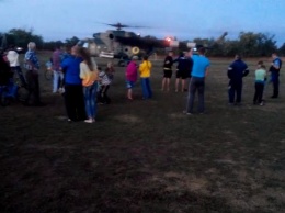 На стадион с детьми в Запорожской области приземлился военный вертолет (Видео)