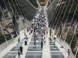В Китае приостановил работу самый длинный в мире стеклянный мост