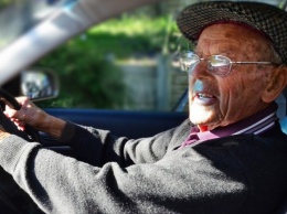 Дедушка на "банане": на дорогах Киева заметили необычный транспорт