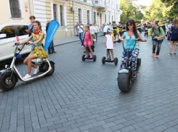 Красочный Парад колясок прошел в честь Дня города по Приморскому бульвару Одессы. Большой фоторепортаж