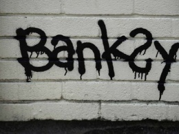 Журналист назвал имя человека, который скрывается за маской легендарного художника граффити Бэнкси