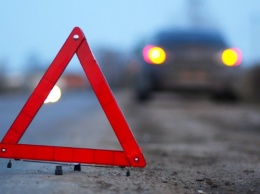 В Москве такси снесло дорожный знак после столкновения с «легковушкой»