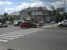 В Харькове "легковушка" снесла столб на пешеходном переходе (ФОТО)