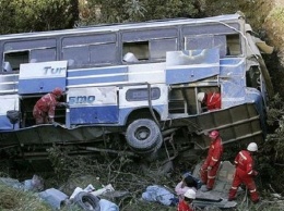 В Боливии с обрыва упал автобус, погибли 11 человек