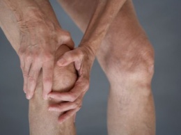 Ученые: Белок в крови поможет избежать операций на коленях