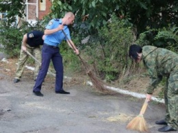 Славянские полицейские провели субботник на блокпостах