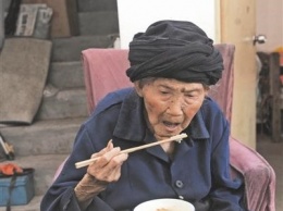 В Китае на 120-м году жизни умерла старейшая в мире женщина