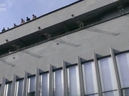 Появилось видео пожара здания "Интера" и задержания участников пикета