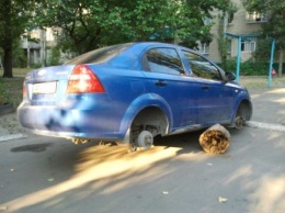 В спальном районе "разули" "Шевроле". Авто подперли бревном (фото)