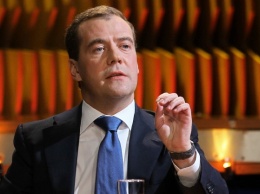 Медведев призвал жителей РФ привыкать к кризису
