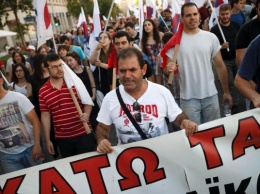 В Греции сотни людей вышли на улицы протестуя против мер жесткой экономии