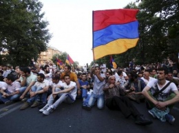 В Ереване демонстранты строят баррикады из мусорных урн