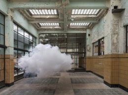 Художник создает настоящие облака внутри помещений