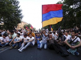 Протестующие не покидают улицы Еревана