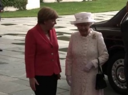 Елизавета II приехали с визитом к Меркель в Германию (ВИДЕО)