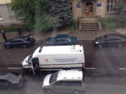 Во Львове у райотдела милиции взорвался автомобиль с водителем внутри