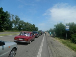 На трассе Мариуполь-Донецк в пробках застряли сотни машин