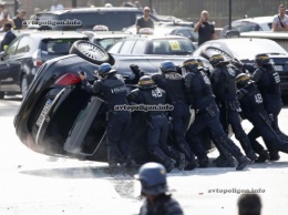 Во Франции парижские таксисты устроили забастовку против нелегальных извозчиков. ФОТО