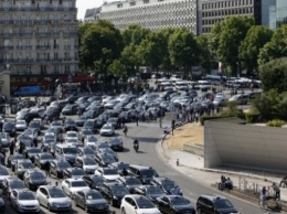В Париже таксисты перекрыли дороги