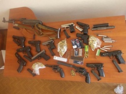 На Николаевщине двое подпольных умельцев клепали из стартовых пистолетов травматические