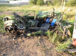 Жесткое ДТП на Николаевщине: ВАЗ разорвало об встречный грузовик - погибли парень с девушкой. ФОТО