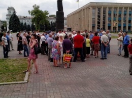 В центре Днепродзержинска дискутируют коммунисты и "правосеки"