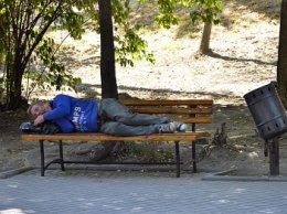 В Лунном парке одесские бомжи принимают солнечные ванны и нежатся в тени (ФОТО)