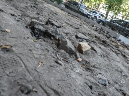 В самом центре Одессы часть улицы осталась без тротуара (фото)