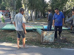 «Мой биллборд снесли незаконно, еще и распилив его на три части» - в Николаеве директор рекламной фирмы подал в полицию на чиновников