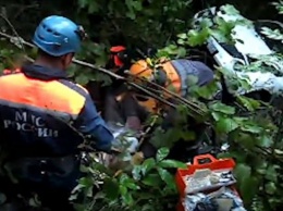 В Сочи спасатели спасли людей, чья машина слетела в обрыв