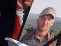 В Черкассах похоронили бойца, который погиб от взрыва миномета на Широком Лане