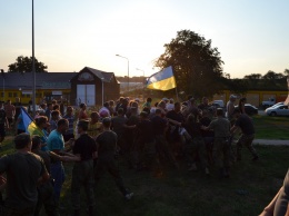 На полтавском "свиномайдане" - массовая драка и столкновения с силовиками (видео)