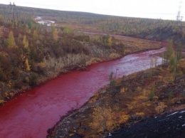 В Норильске река окрасилась в багровый цвет из-за "Норникеля"