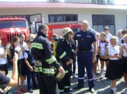 В Геническе школьникам провели экскурсию в пожарно-спасательной части