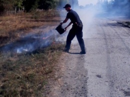 Патрульным полицейским Кривого Рога в один день пришлось тушить несколько пожаров на открытой местности (ФОТО)