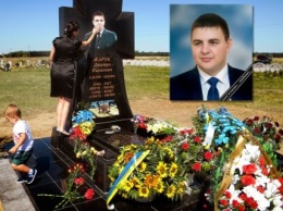 Херсонцы и жители области почтили память погибшего год назад в АТО Дмитрия Жарука (фото)